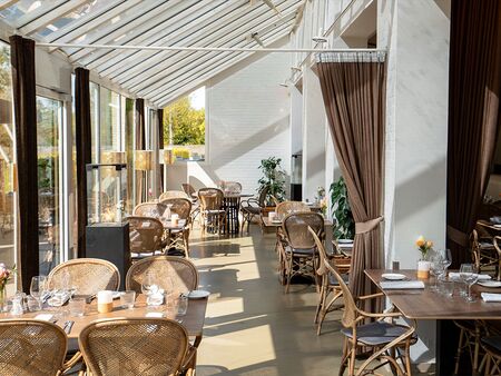 Spis i Restaurant Svanen på Hotel Norden og nyd udsigten til Haderslev Damparken